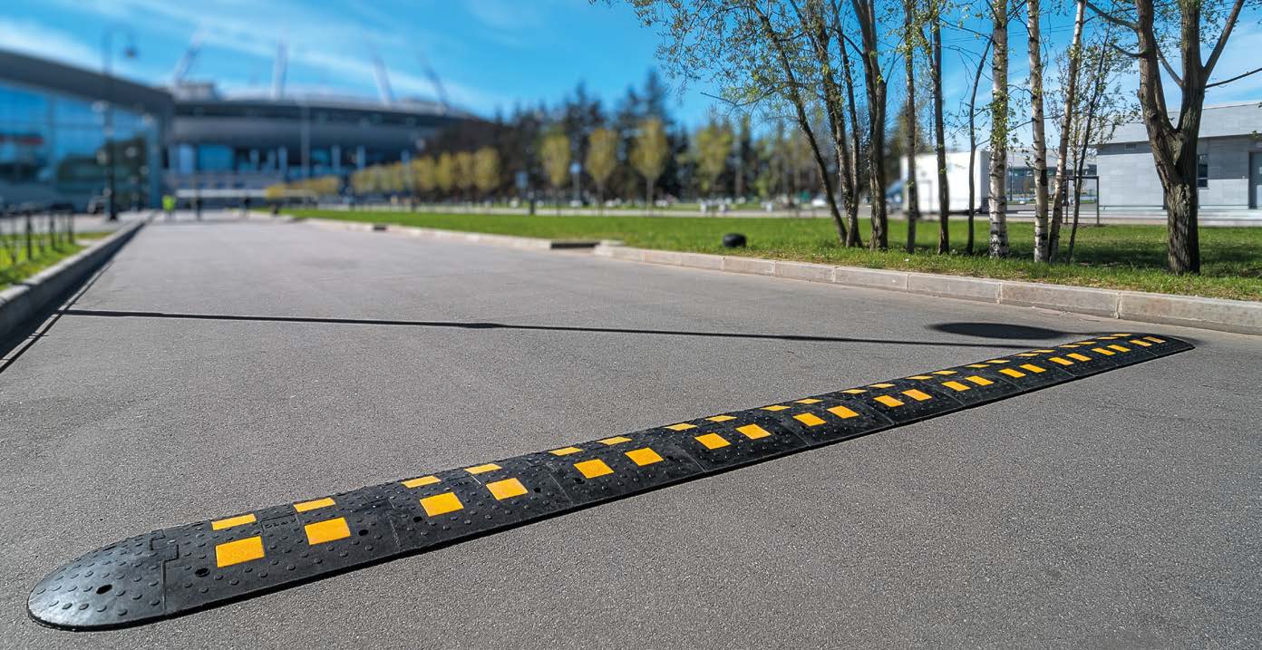 Лежачий полицейский на асфальтном покрытии